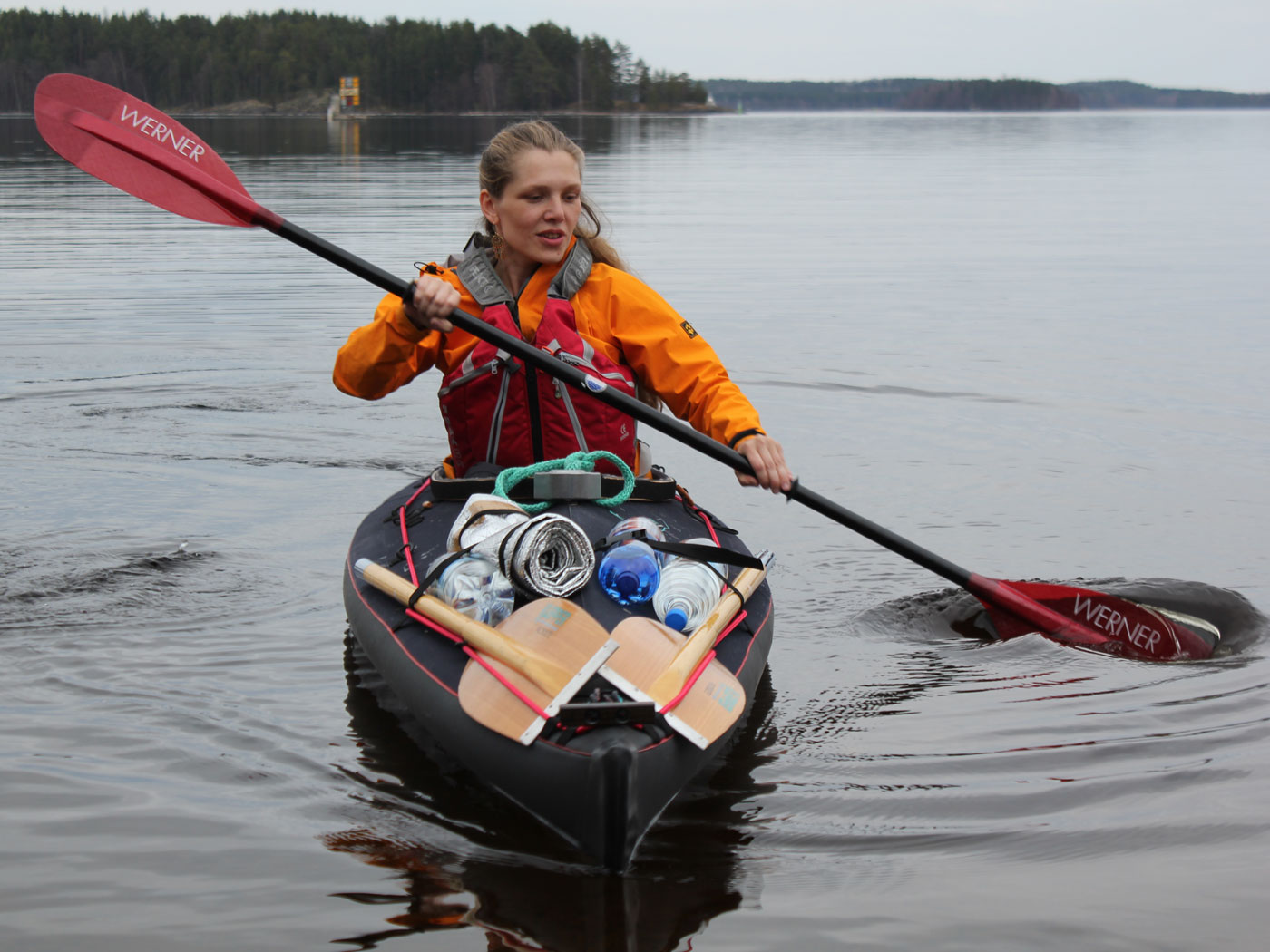 finnisches-maedchen-mit-kajak-unterwegs-bild2